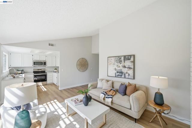 Image 10 of 47 For 5981 Skylinks