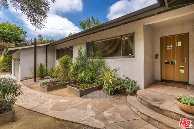 8631 Allenwood Road, Los Angeles CA: https://media.crmls.org/mediaz/f461f196-2a0a-4c6c-8851-f6ab7d534356.jpg