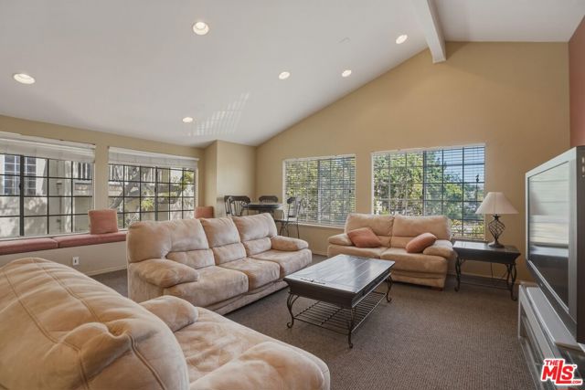 675 Oak Run Trail, Oak Park CA: https://media.crmls.org/mediaz/f462bd92-b027-4aad-9bdd-7a16908a21f2.jpg