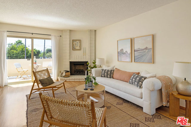 13959 Victory Boulevard, 1 photo 2