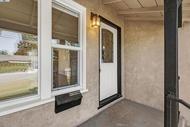 22013 Queen St, Castro Valley CA: https://media.crmls.org/mediaz/f463f2d1-109b-477a-a93d-89880addb474.jpg