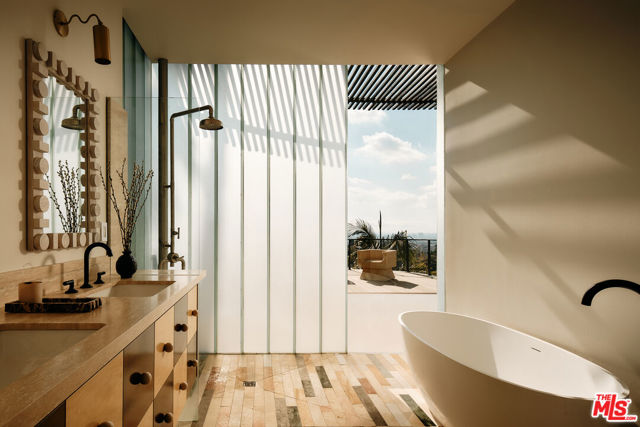 2250 El Contento Drive, Los Angeles CA: https://media.crmls.org/mediaz/f463fa4c-1f47-41a8-9f73-87c9eb3acb0c.jpg