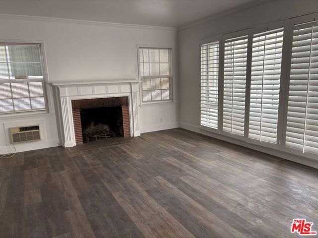 1638 Greenfield Avenue, Los Angeles CA: https://media.crmls.org/mediaz/f4643ae2-1f32-4e6c-97e8-1958d9dd5ec6.jpg