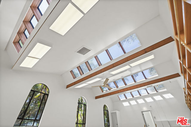 28828 Selfridge Dr, Malibu CA: https://media.crmls.org/mediaz/f4644047-6c58-41ef-903a-df9e7ea82946.jpg