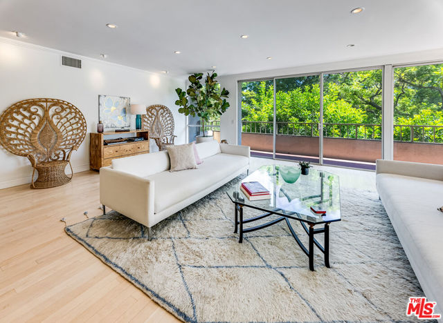 339 Palm Drive, Beverly Hills, California 90210, 2 Bedrooms Bedrooms, ,3 BathroomsBathrooms,Condominium,For Sale,Palm,24406681