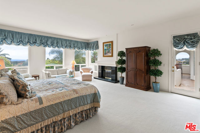 6400 Kanan Dume Road, Malibu CA: https://media.crmls.org/mediaz/f464d788-25b7-4e12-be47-56bd0ae1141f.jpg