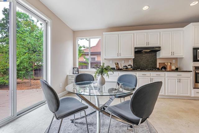 141 Pescara Blvd, Brentwood CA: https://media.crmls.org/mediaz/f4664a36-224d-4c2c-8cec-2dc0180b362a.jpg