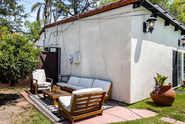 11074 Emelita Street Street, Los Angeles CA: https://media.crmls.org/mediaz/f4665590-d2c9-4b61-b7af-902a56b08e0d.jpg
