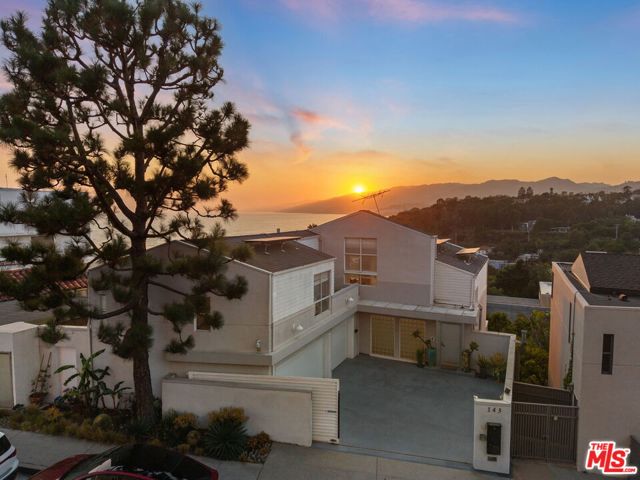 143 Ocean Avenue Ext, Santa Monica CA: https://media.crmls.org/mediaz/f466e716-231a-4ebe-a797-817d828a30e4.jpg