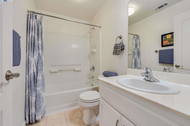 1586 Tucker St, Oakland CA: https://media.crmls.org/mediaz/f4672102-d01a-4927-9271-950ac9497ce1.jpg