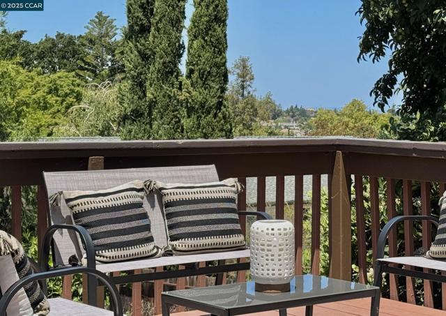 277 Holiday Hills Dr, Martinez CA: https://media.crmls.org/mediaz/f46765a4-bc12-4df1-a037-6640e2bbce26.jpg