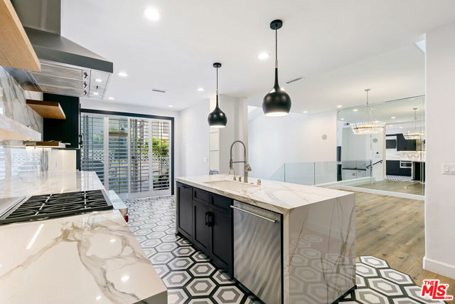 6477 Zuma View Place, Malibu CA: https://media.crmls.org/mediaz/f4676919-4f18-4111-8e28-1a759f8a8c92.jpg