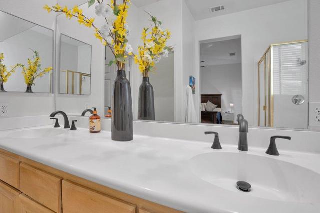 45180 Debbie Drive, La Quinta CA: https://media.crmls.org/mediaz/f4686df0-438d-4c96-8f13-cd653ee14404.jpg