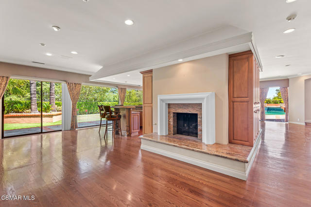 11 Inverness Road, Thousand Oaks CA: https://media.crmls.org/mediaz/f469540e-44f1-4627-a0c8-b3d1d354c53d.jpg