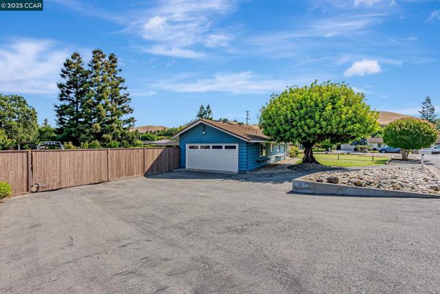 5891 Caulfield Dr, Clayton CA: https://media.crmls.org/mediaz/f4696f08-7c96-4849-bdde-9a8c413742eb.jpg
