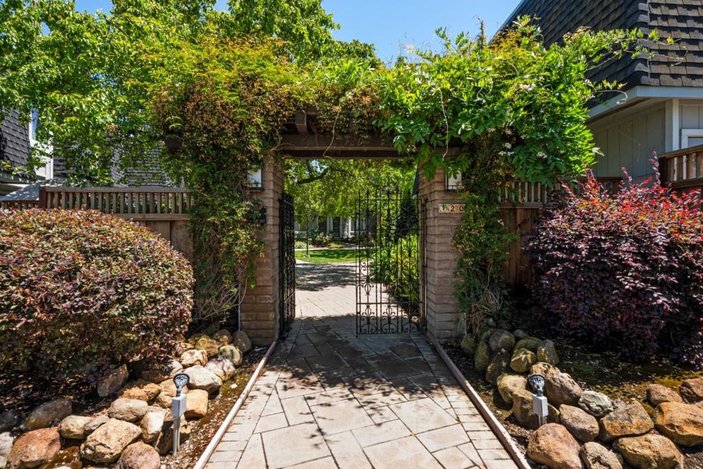 120 Oak Rim Way #10