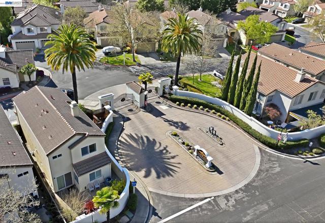 906 Vista Pointe Dr, San Ramon CA: https://media.crmls.org/mediaz/f469fefd-ec23-4d13-b7a5-e9e3ada767b0.jpg