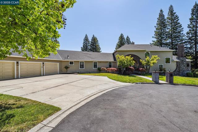 22 Ranger Ct, Alamo CA: https://media.crmls.org/mediaz/f46abf72-50e4-4ad4-b8e4-eea71f3d50ba.jpg