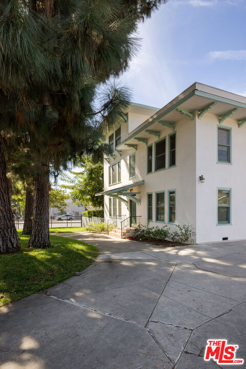 2191 El Sereno Avenue, Altadena CA: https://media.crmls.org/mediaz/f46d4925-d8b4-4264-9216-2eedf5987ad4.jpg