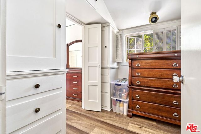 728 S Windsor Boulevard, Los Angeles CA: https://media.crmls.org/mediaz/f4700e59-dcb8-4299-9719-a9551bc380d6.jpg