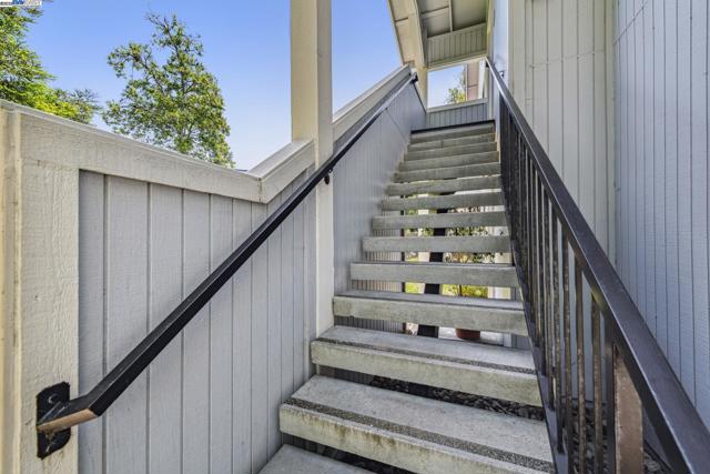 198 Schooner Ct, Richmond CA: https://media.crmls.org/mediaz/f470878a-0979-47ac-a742-ac97d6c08257.jpg
