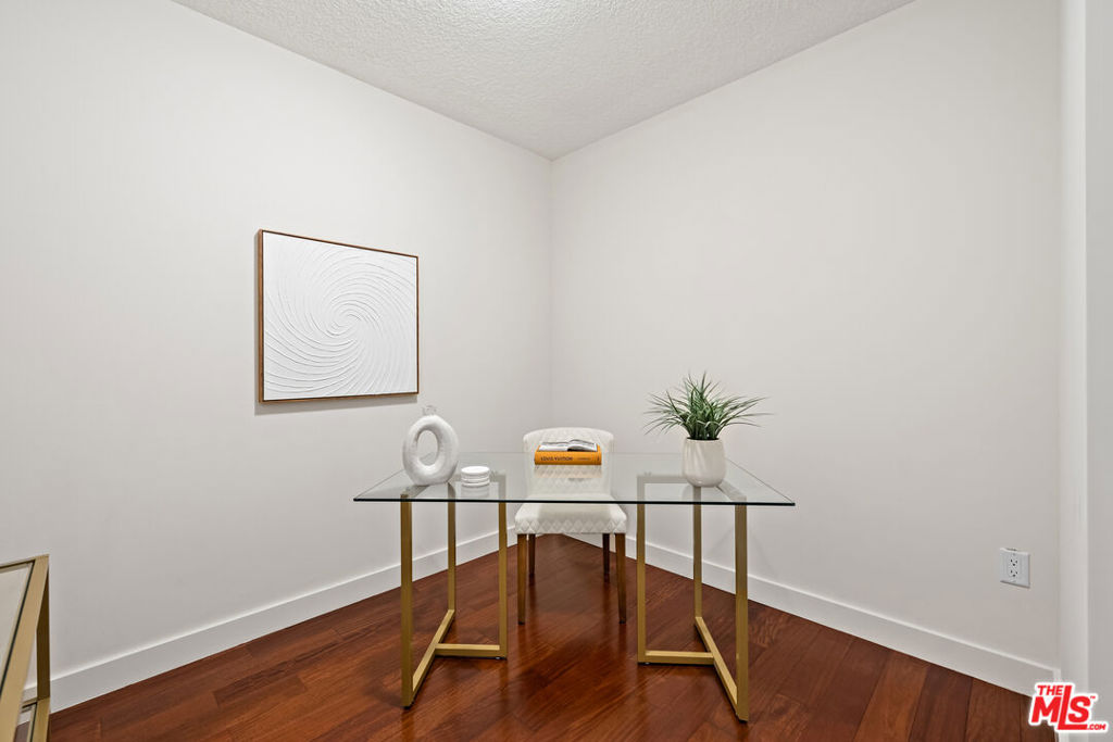 https://media.crmls.org/mediaz/f47093ea-4669-4df5-9476-1f44a672aaa1.jpg?preset=X-Large