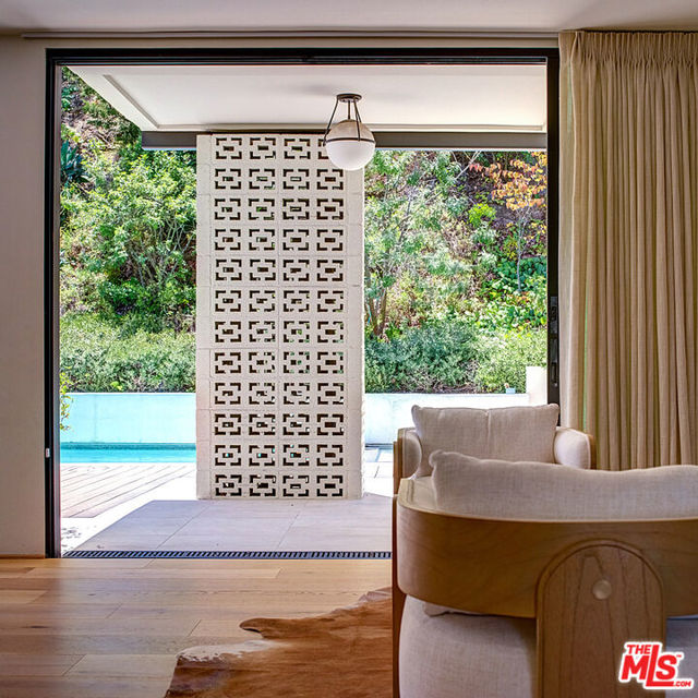8674 Edwin Drive, Los Angeles CA: https://media.crmls.org/mediaz/f4709b5b-cf4f-4ef0-87f2-9c0dac190e4d.jpg