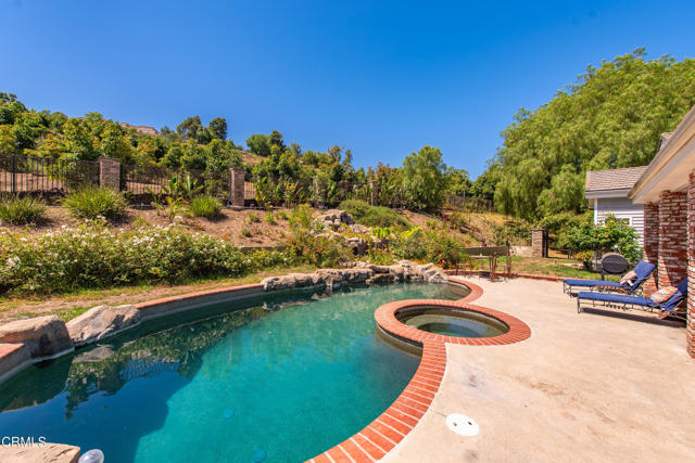 4850 N Moorpark Road, Thousand Oaks CA: https://media.crmls.org/mediaz/f470d84a-2dfe-45fa-94e6-50f3064e23f1.jpg