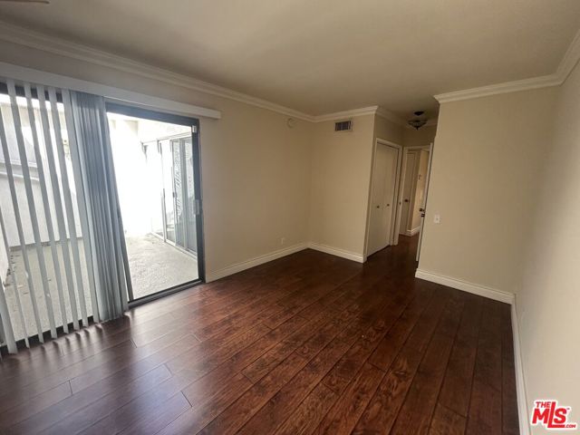 5142 Zelzah Avenue, Encino CA: https://media.crmls.org/mediaz/f471cf60-7f0a-405d-ac50-ec8d40fbe025.jpg