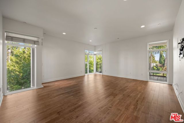 447 North Doheny Drive, 305 photo 26