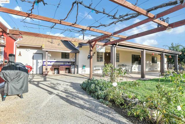 3215 Ohara Ave, Brentwood CA: https://media.crmls.org/mediaz/f473043d-cf6b-47fd-8f23-53ab7652ed5d.jpg
