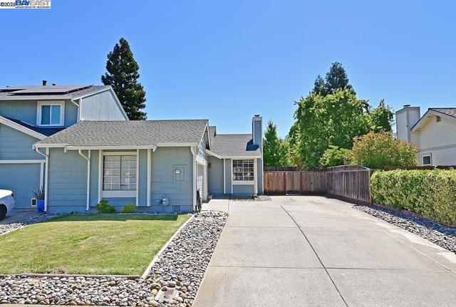 476 Mulqueeney St, Livermore CA: https://media.crmls.org/mediaz/f4751206-2cbe-4c9d-98b6-c00cee840f33.jpg