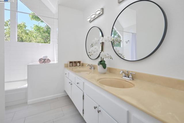 606 Baywood Rd, Alameda CA: https://media.crmls.org/mediaz/f475285c-e303-49e9-8d29-aeb6dfd0fc42.jpg