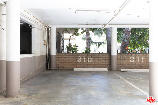 6708 Hillpark Drive, Los Angeles CA: https://media.crmls.org/mediaz/f4757fe0-242f-4d38-9e16-92c31bfaeec6.jpg