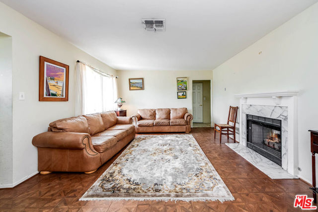 10355 Camarillo Street, Toluca Lake CA: https://media.crmls.org/mediaz/f476b433-a9c6-4ff0-a48e-d8340cab13a4.jpg