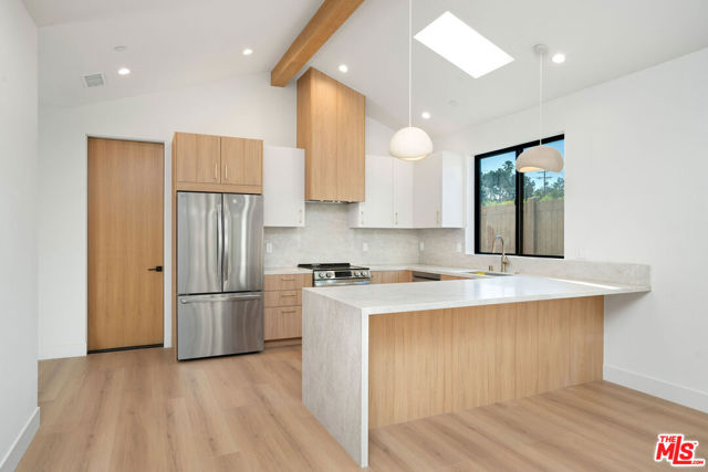 5662 Winnetka Avenue, Woodland Hills CA: https://media.crmls.org/mediaz/f476d0eb-553d-482e-9185-c462f9d9576d.jpg