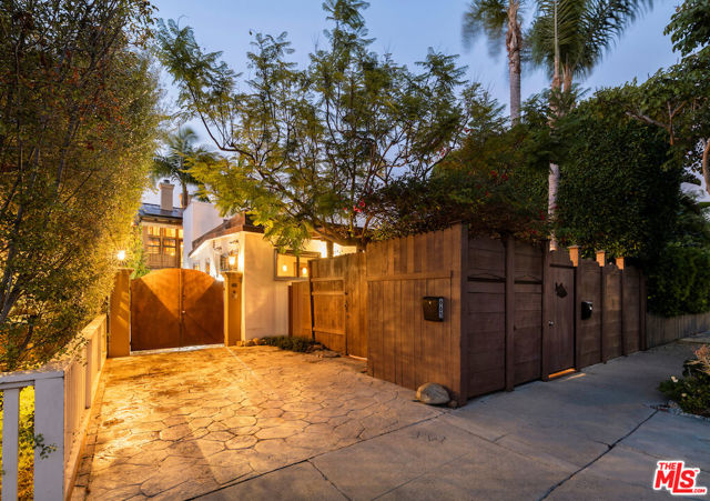 667 Santa Clara Avenue, Venice CA: https://media.crmls.org/mediaz/f476d474-3ff6-4f8d-94a0-0702fd2b90bf.jpg