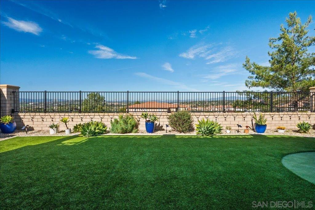 https://media.crmls.org/mediaz/f477586e-83f7-4745-b696-ec355d136025.jpg?preset=X-Large