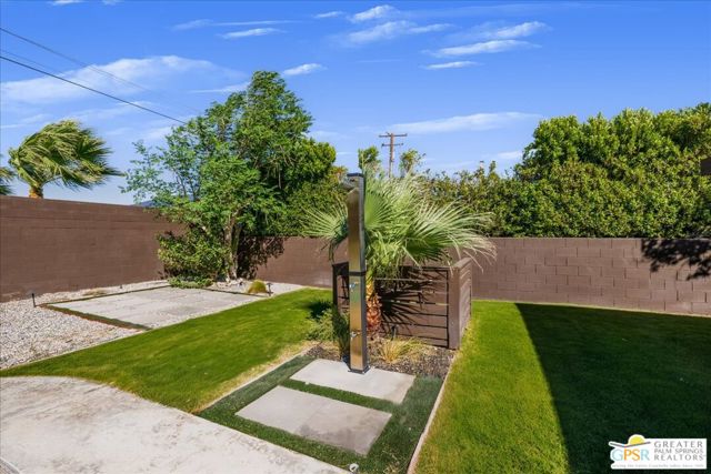 372 E Molino Road, Palm Springs CA: https://media.crmls.org/mediaz/f478f338-8129-4e74-93cd-47bf1ce1906d.jpg