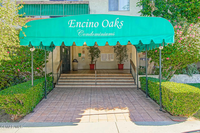5460 White Oak Avenue, Encino CA: https://media.crmls.org/mediaz/f479cd41-08f4-4960-99b3-7dd83e1dc6c1.jpg