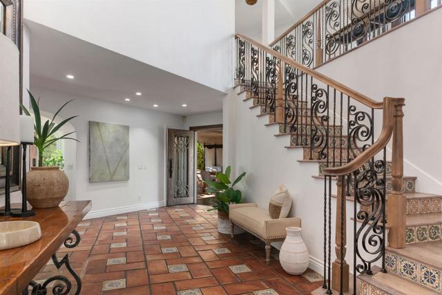6817 Vianda Ct Court, Carlsbad CA: https://media.crmls.org/mediaz/f47b7a14-a403-4c28-a928-160f032ae5ef.jpg