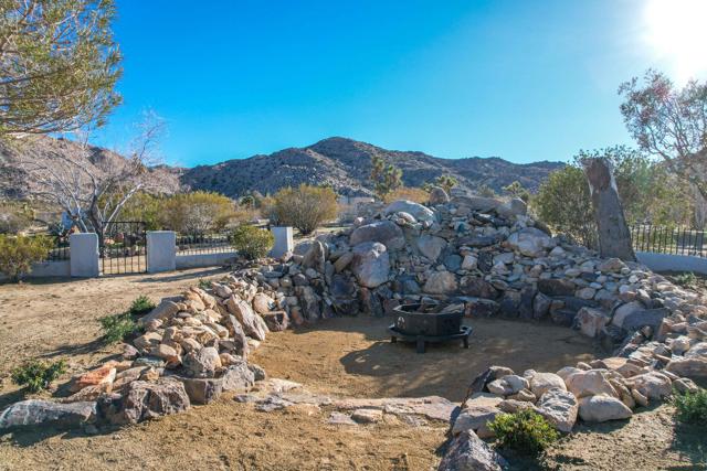 59800 Onaga Trail, Joshua Tree CA: https://media.crmls.org/mediaz/f47bd3c5-b5c1-482d-8ec6-225308bca48c.jpg