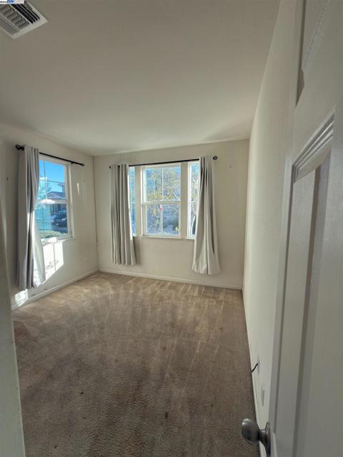 2746 Gracie Pl, Fairfield CA: https://media.crmls.org/mediaz/f47e6498-ddcf-4ddc-8719-34ba4ecabd66.jpg