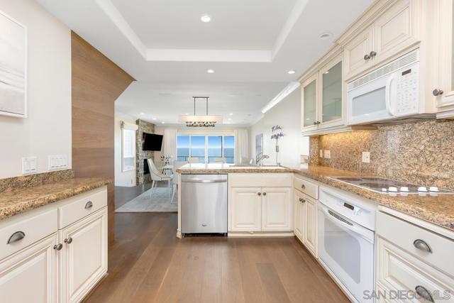 270 Surfview Ct, Del Mar CA: https://media.crmls.org/mediaz/f47f5c3d-2943-4954-9b42-323ef04b0434.jpg