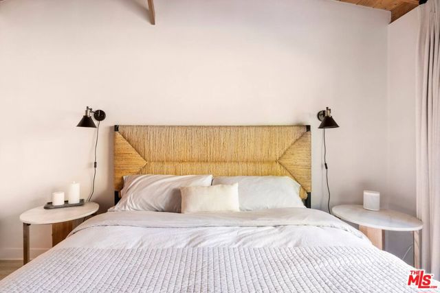 21555 Pacific Coast Highway, Malibu CA: https://media.crmls.org/mediaz/f4806039-ebfb-4090-91e7-13d8e4fccd86.jpg