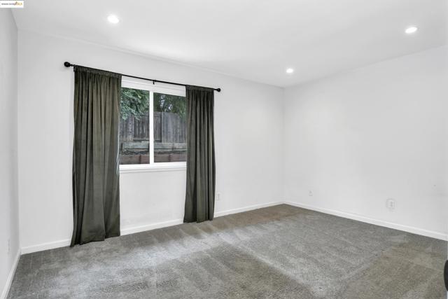 317 Lorenz Dr, Oakley CA: https://media.crmls.org/mediaz/f480aa2c-48f6-4ca9-b925-d74381af5151.jpg