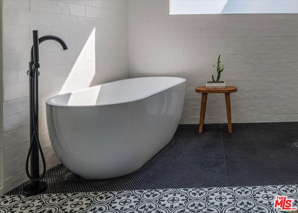 https://media.crmls.org/mediaz/f481a716-2885-4e3f-b555-50068fa8ce6a.jpg?preset=X-Large