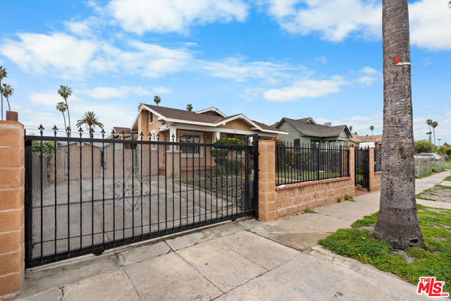 3941 2nd Avenue, Los Angeles CA: https://media.crmls.org/mediaz/f4824b9e-4aeb-4d70-8dd7-2d8c21e3f71b.jpg