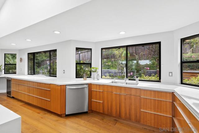 Image 8 of 40 For 4286 Merritt Boulevard