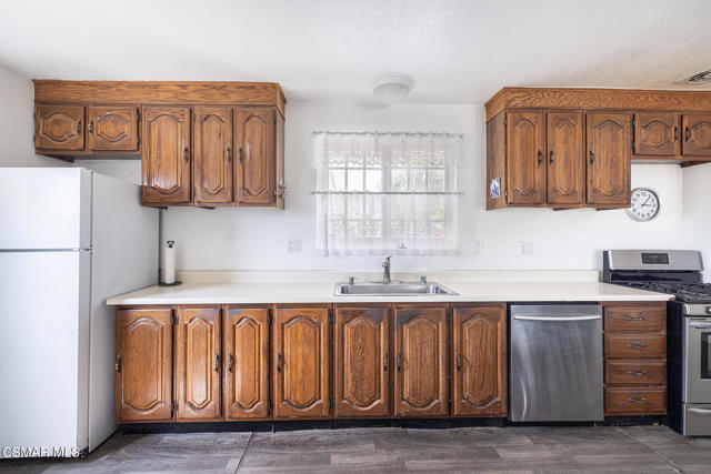 1620 Spence Street, Simi Valley CA: https://media.crmls.org/mediaz/f485984a-e2d0-4a77-8493-e1d8f7daba83.jpg